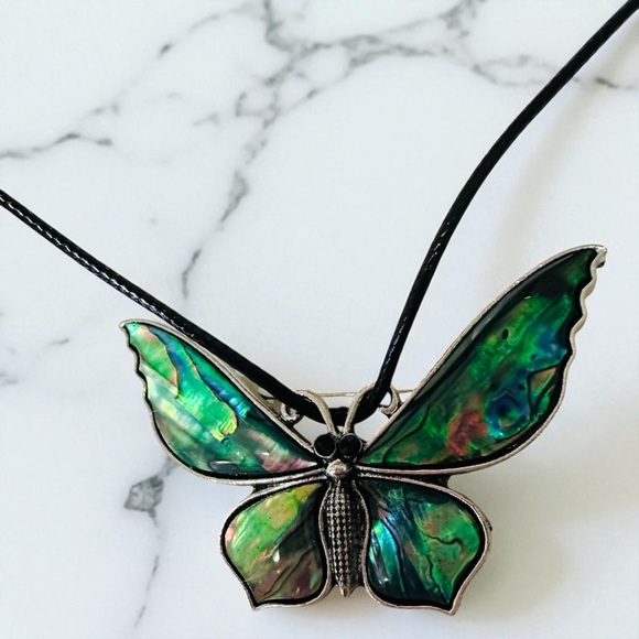 💙🆕💙Elegant Butterfly Pendant Necklace - Picture 2 of 2
